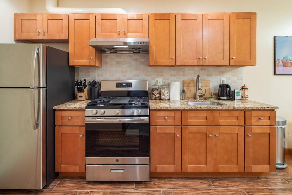 One Bedroom Gem Near Center Apartment *