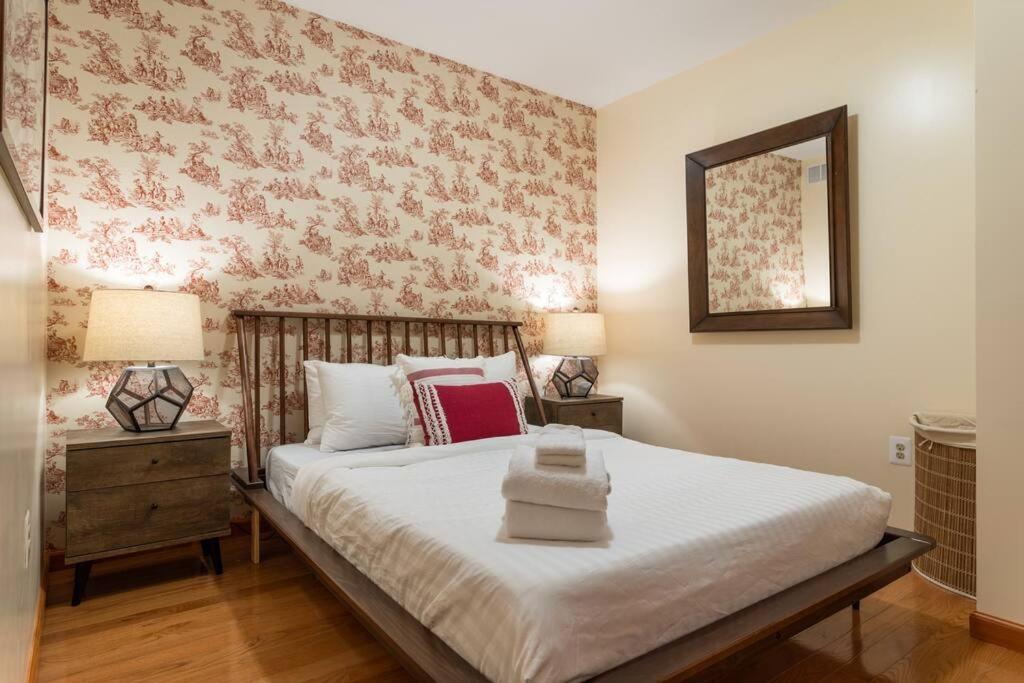 One Bedroom Gem Near Center Apartment