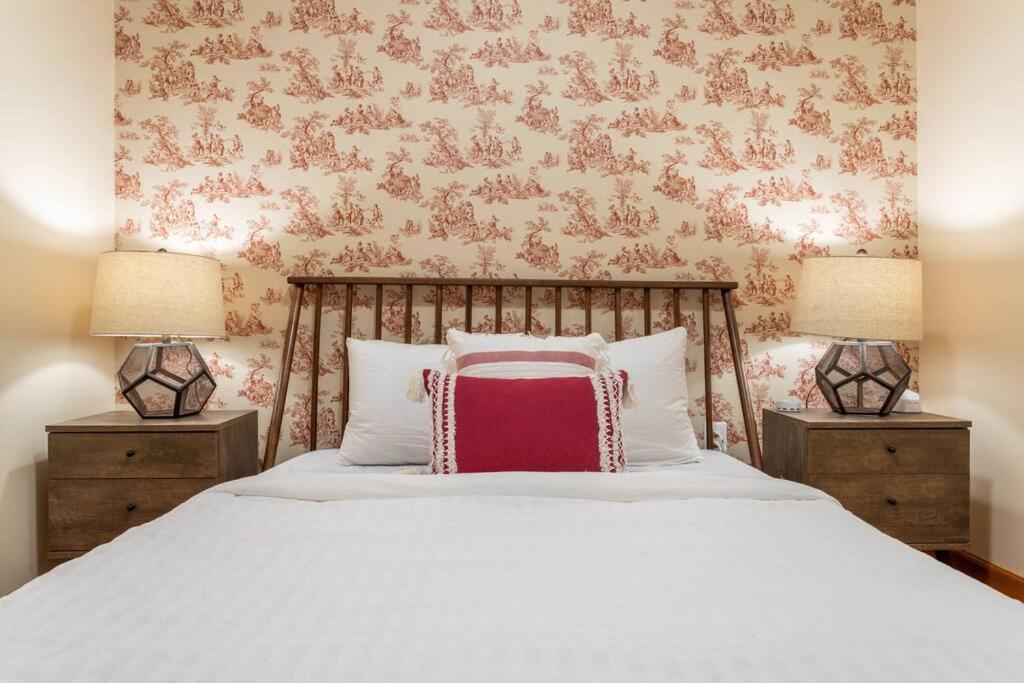 One Bedroom Gem Near Center *